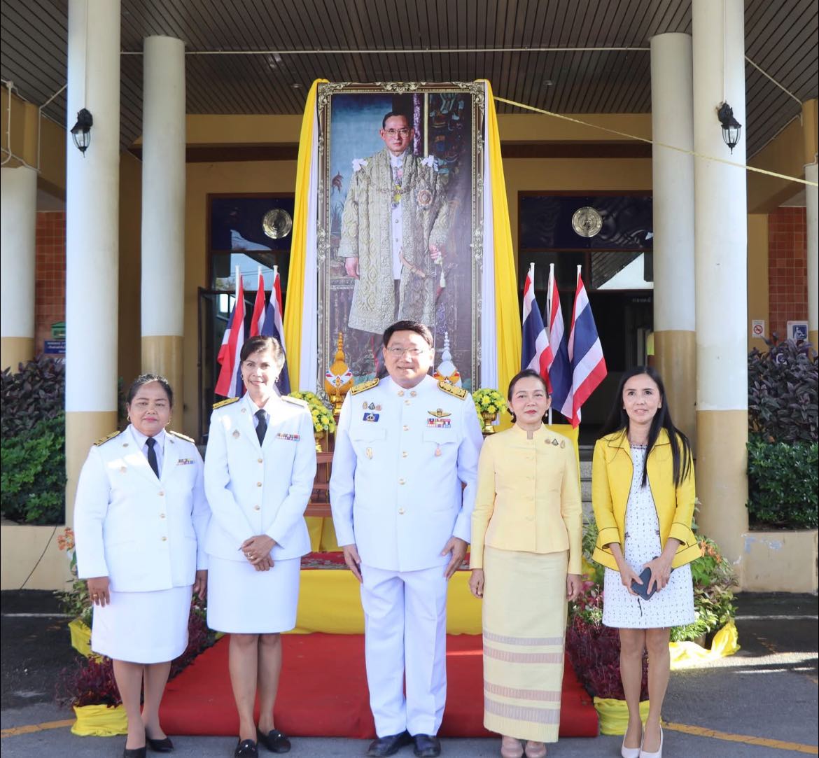 อบจ.สตูล ร่วมพิธีสวดพระพุทธมนต์และทำบุญตักบาตร ถวายพระราชกุศล เนื่องในวันนวมินทรมหาราช เพื่อเป็นการน้อมรำลึกถึงพระมหากรุณาธิคุณ