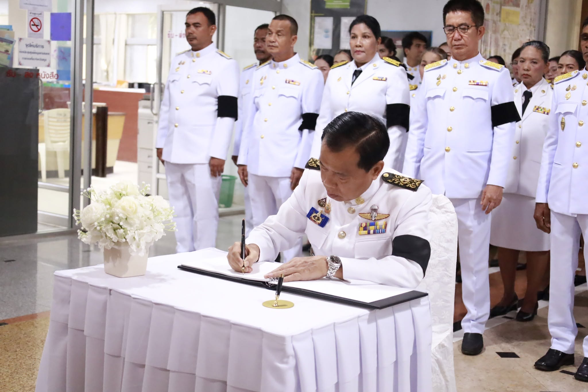 อบจ.สตูล จัดพิธีลงนามแสดงความไว้อาลัย เบื้องหน้าพระฉายาลักษณ์ สมเด็จพระนางเจ้าสิริกิติ์ พระบรมราชินีนาถ พระบรมราชชนนีพันปีหลวง